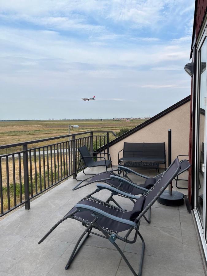Airport Gate 25 Apartment Ledine Bagian luar foto